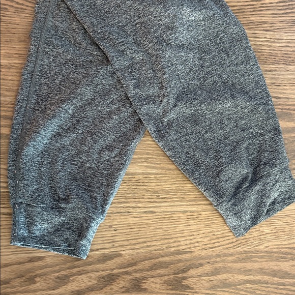 Vuori boyfriend jogger. Guc. Light grey with charcoal grey. Medium - Picture 13 of 16